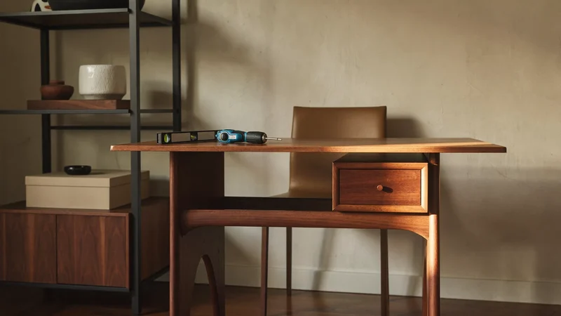 Illustration: Fertige Homeoffice-Ecke mit montiertem Schreibtisch und offenem Regal