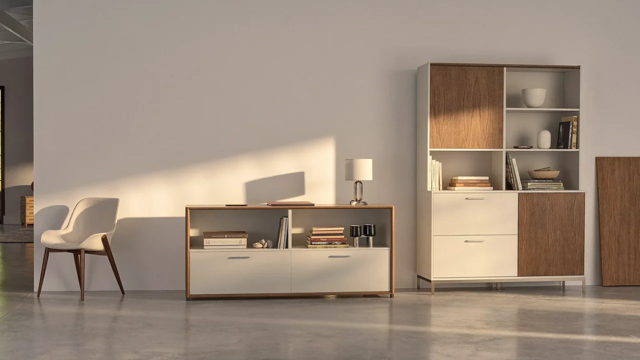 Illustration: Fertig eingerichtetes Wohnzimmer mit Sideboard und Bücherregal ohne Verpackungsreste